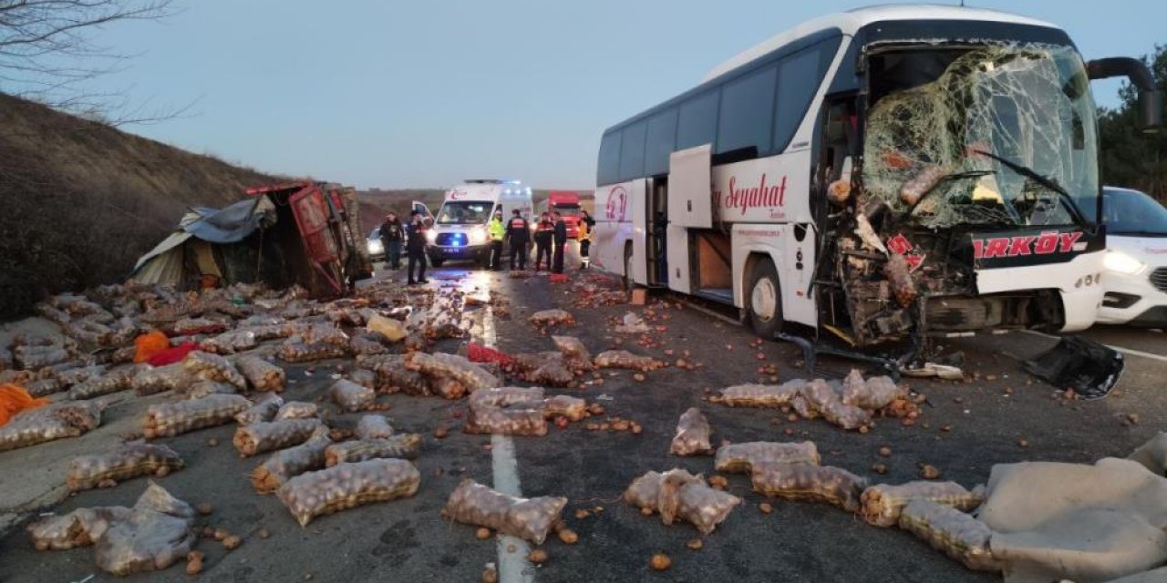 Yolcu otobüsü patates yüklü kamyonla çarpıştı: 1 ölü, 3 yaralı