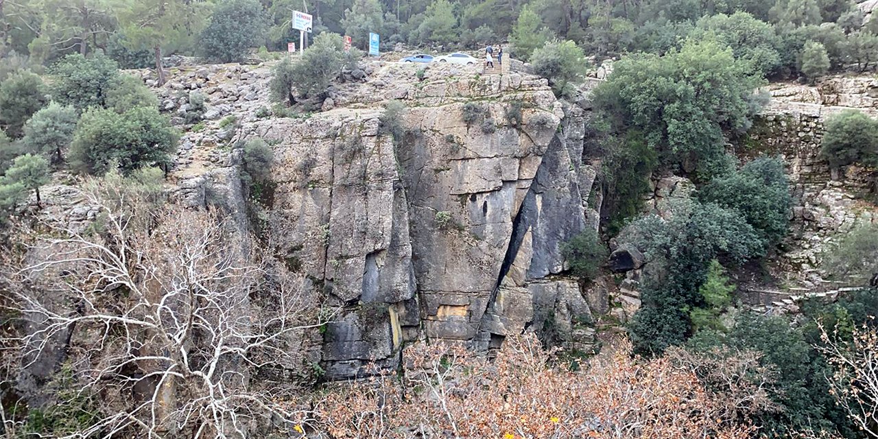 Selfie uğruna! 40 metre yüksekten kayalıklara düşerek can verdi