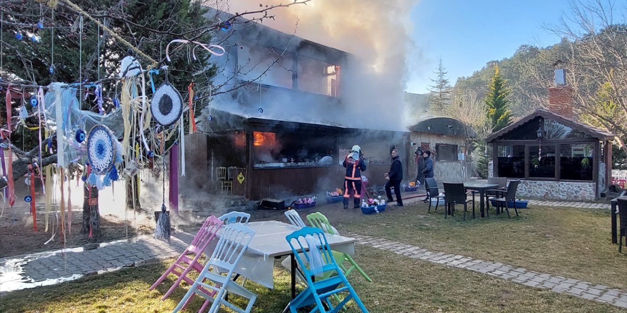 Restoran alevlere teslim oldu: 1 ölü