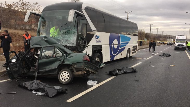 Yolcu otobüsü otomobille çarpıştı! Belediye Başkanının sekreteri ve iki çocuğu öldü