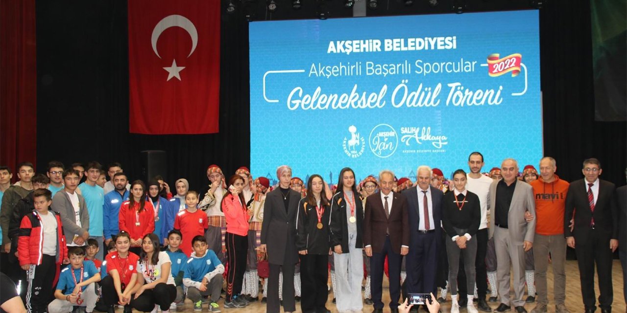 Akşehir Belediyesi'nden başarılı sporculara ödül