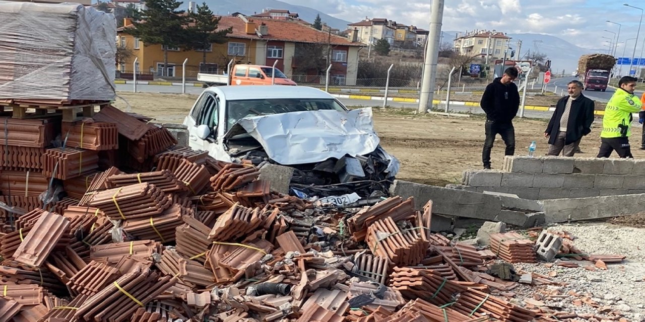 Konya’da yoldan çıkan otomobil duvara çarptı: 1 yaralı