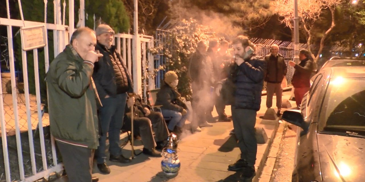 EYT başvurusu yapmak için geceden sıraya girdiler! Çay demleyip sohbet ettiler