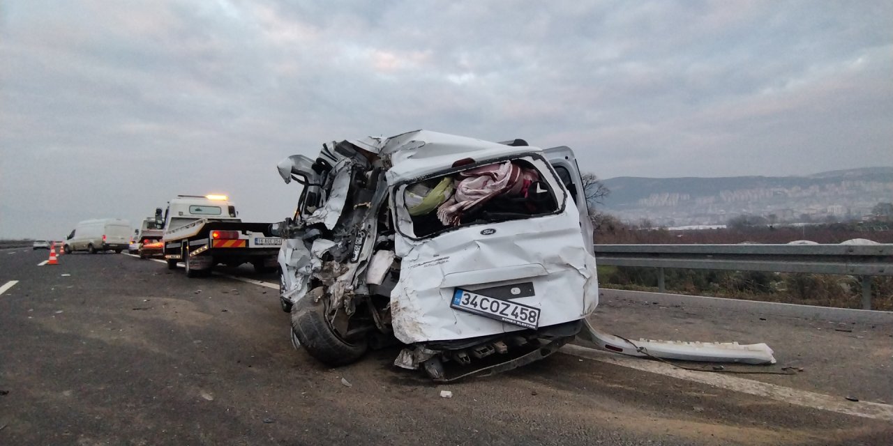 Emniyet şeridindeki araca minibüs çarptı: 2’si çocuk 5 yaralı