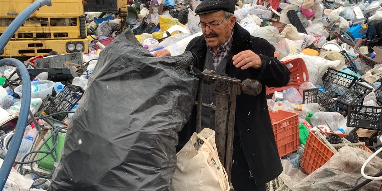 Konyalı hurdacı Ahmet Yapar, günün yorgunluğunu şiir yazarak atıyor