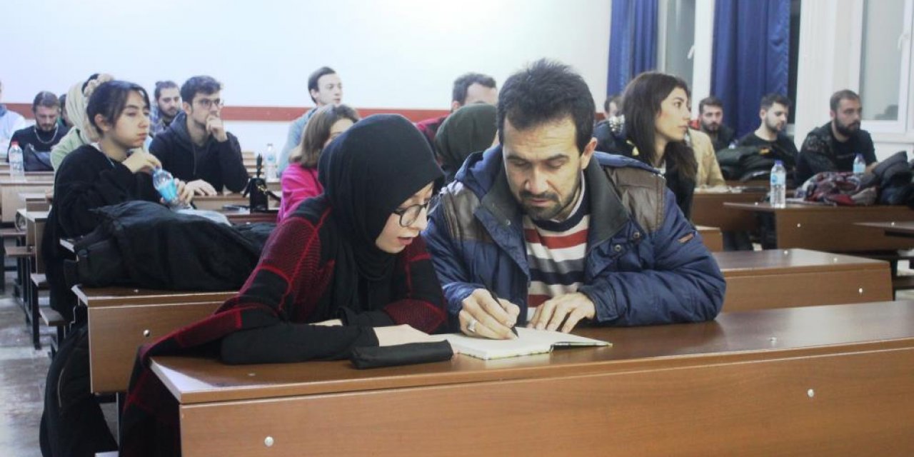 Konya’da baba ve kızı aynı üniversitede, aynı sırada eğitim görüyor