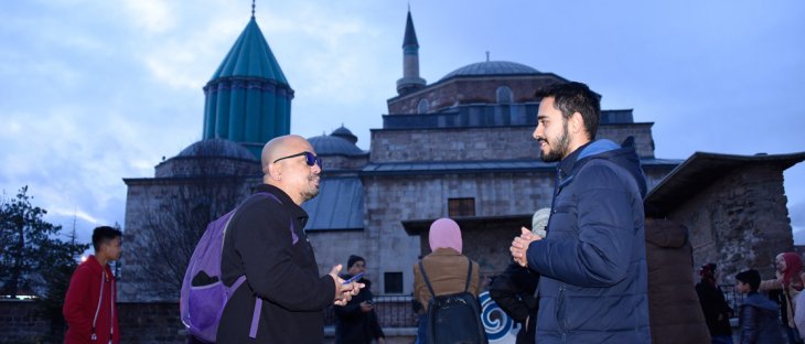 Konya'da gençler turistlerle konuşarak yabancı dillerini geliştiriyor