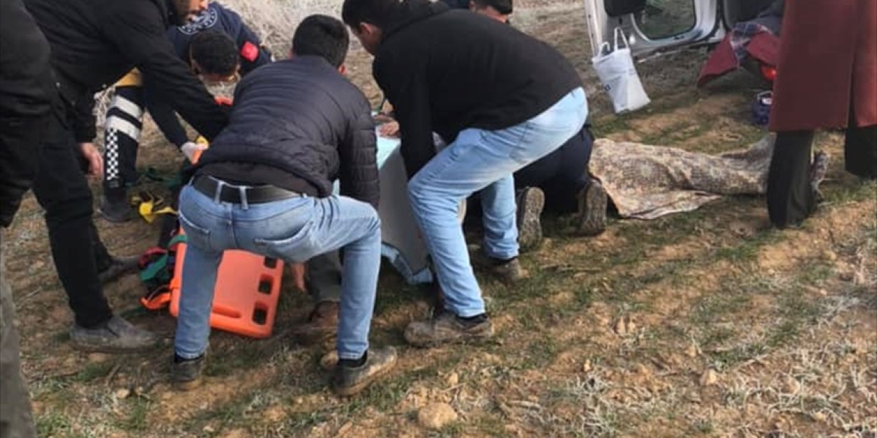 Konya'da devrilen cipteki 3 kişi yaralandı