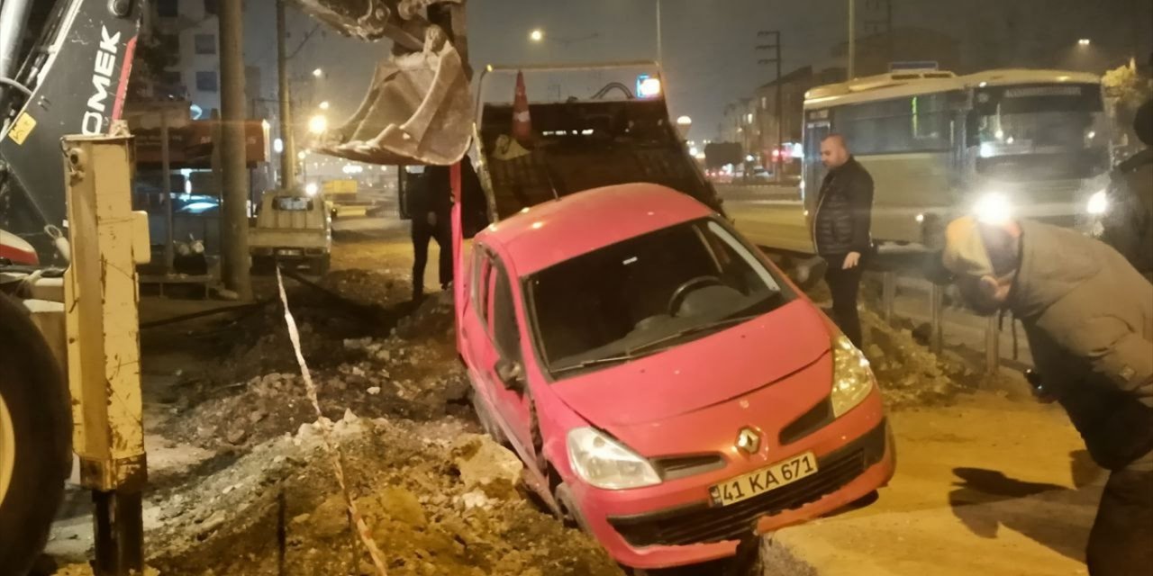Otomobil altyapı için açılan çukura düştü, ehliyetsiz sürücü alkolmetreye üflemedi