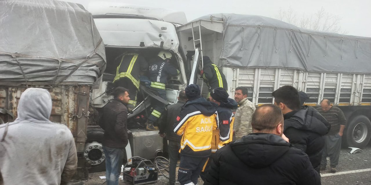 Son Dakika: Konya'da iki TIR çarpıştı, sürücü hayatını kaybetti