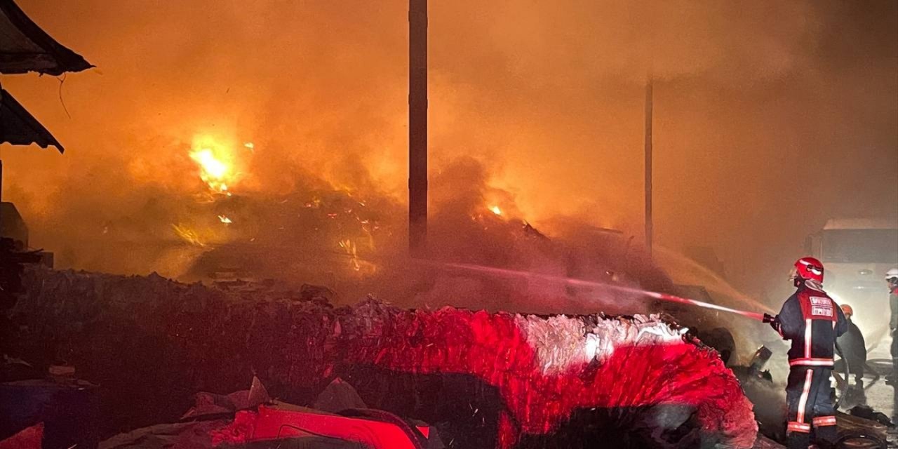 Geri dönüşüm fabrikasında korkutan yangın!