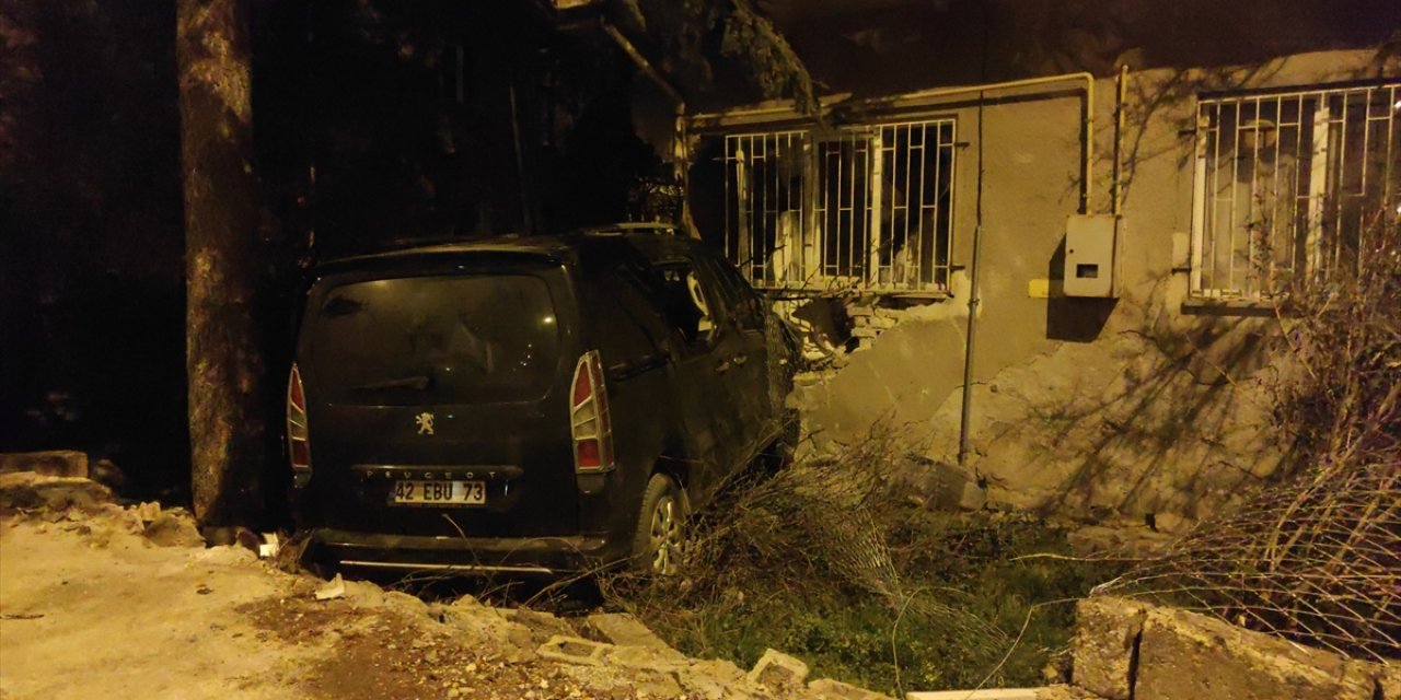 Konya’da hafif ticari araç evin duvarına çarptı