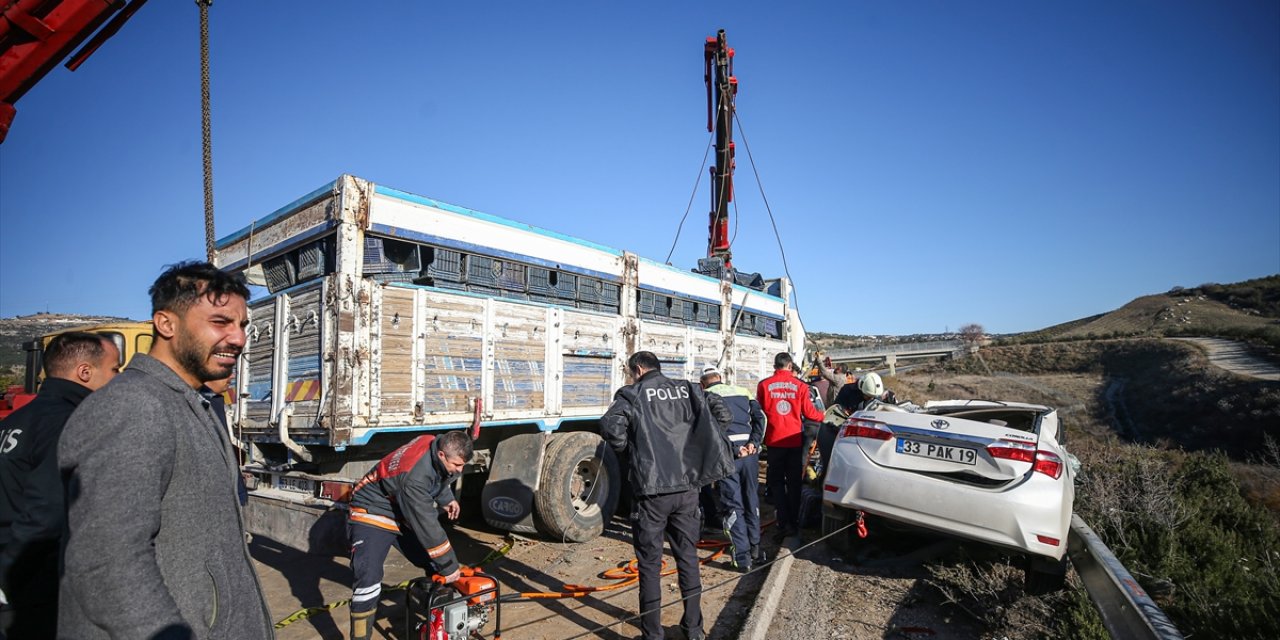 Kamyon ile otomobil çarpıştı: 2 ölü