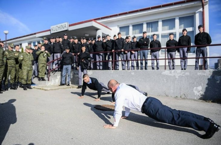 Başbakan'dan müthiş performans! 50'den fazla şınav çekti