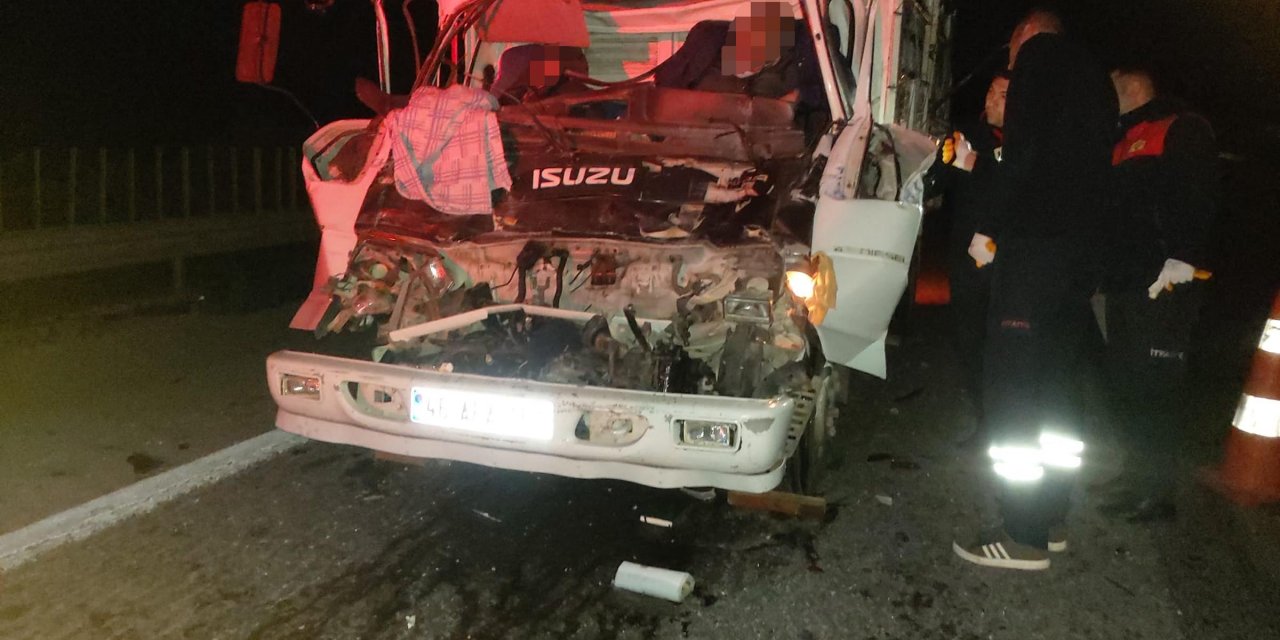 Kamyonet, kamyona arkadan çarptı: 2 ölü