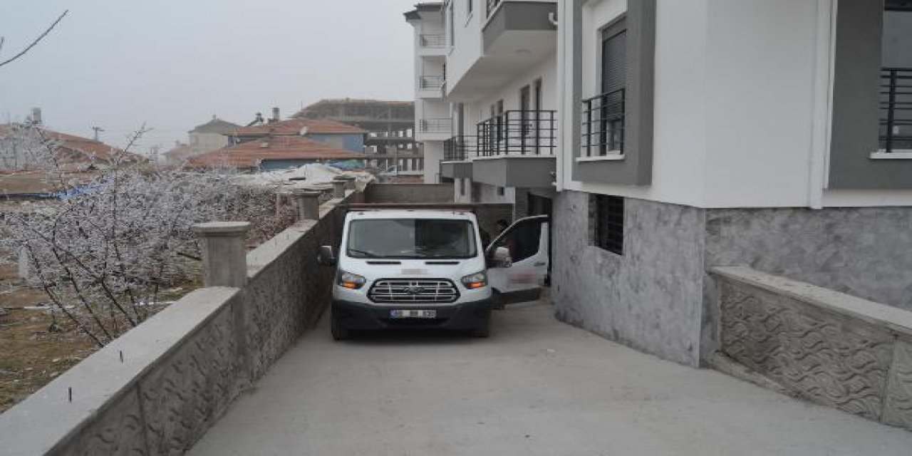 Feci ölüm! Kamyonetle duvar arasında sıkışan genç öldü