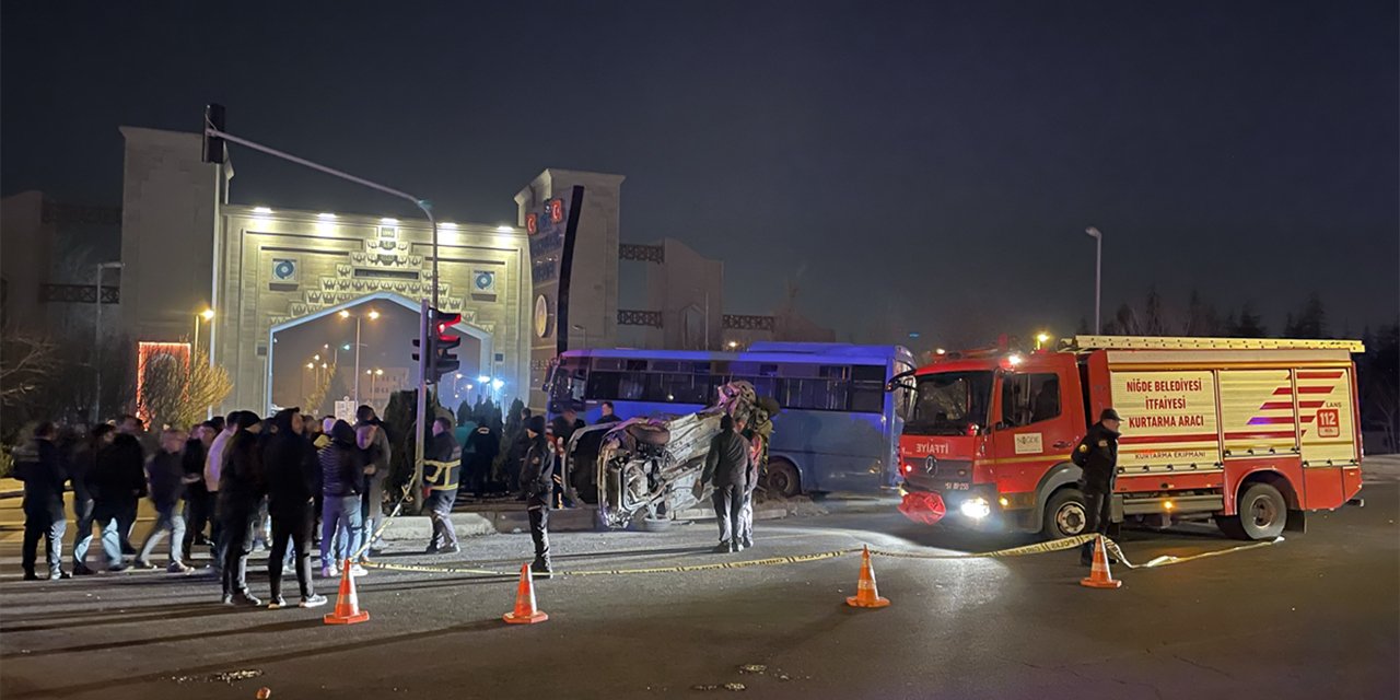Halk otobüsü ile otomobil çarpıştı: 1'i ağır, 16 yaralı