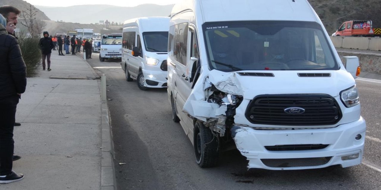 1’i öğrenci servisi 6 araç birbirine girdi: 9 yaralı