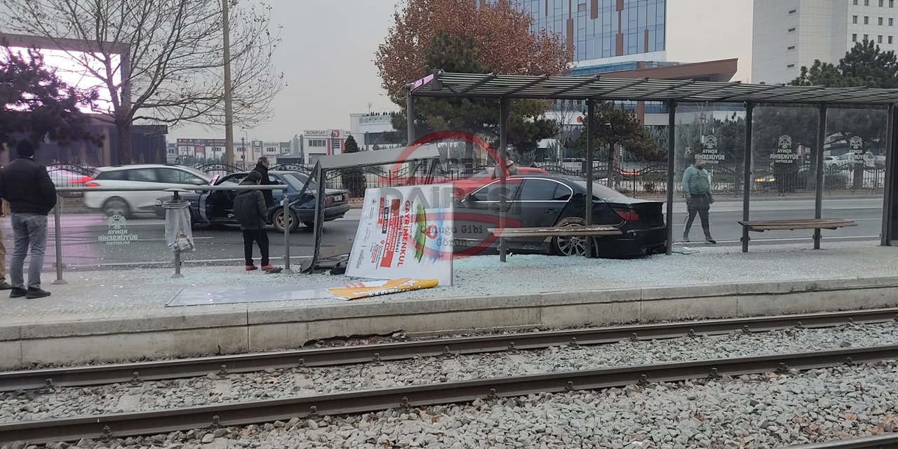 Konya’da önündeki araca çarpan otomobil tramvay durağına daldı