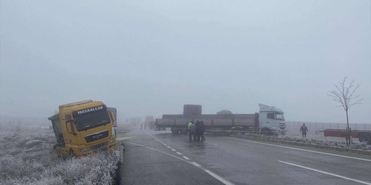 Sis ve buzlanma kazaya neden oldu! 12 araç birbirine girdi: 3 ölü, 11 yaralı