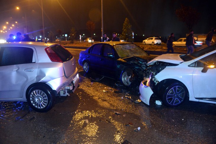 Kaza sonrası toplanan kalabalığa otomobil çarptı: 8 yaralı