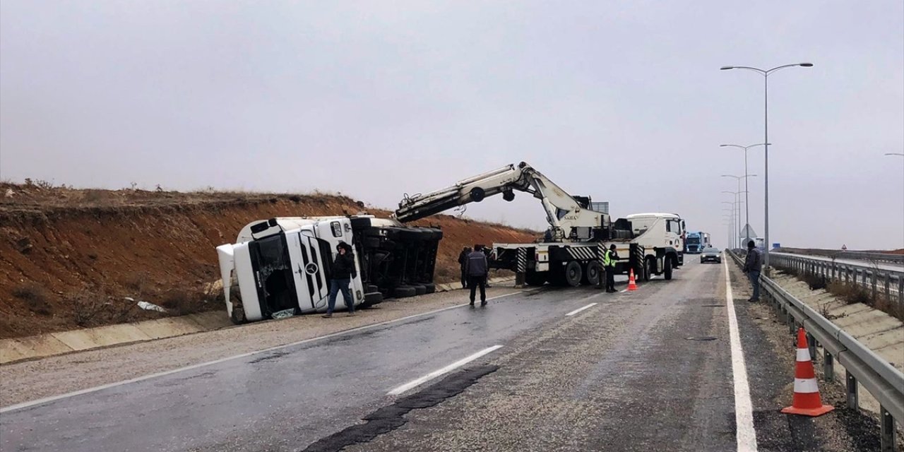 Konya’da tavuk yemi taşıyan TIR devrildi