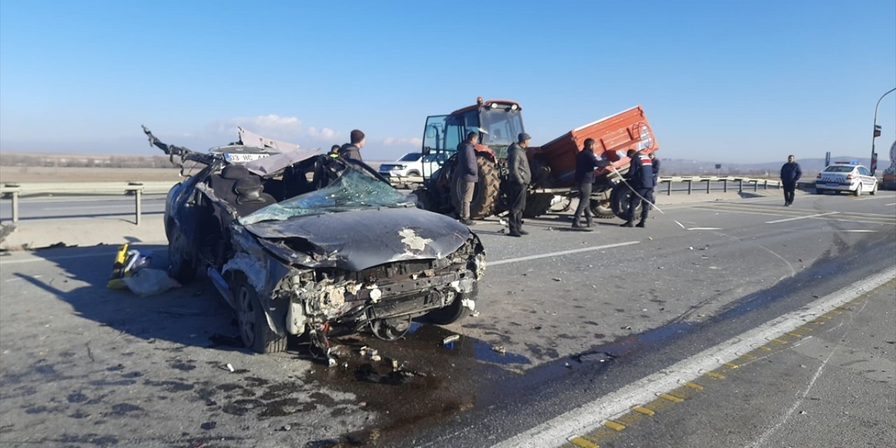 Konya yolunda traktör ile otomobil çarpıştı: 3 yaralı