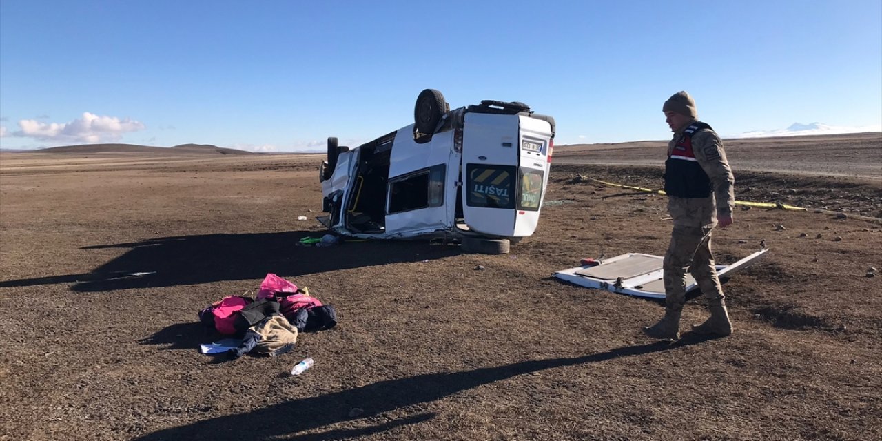 Öğrenci servisi devrildi: Ölü ve yaralılar var