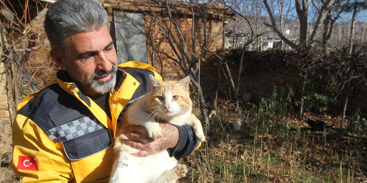 Konya’da ambulans şoförü, babasının emaneti kediler için yaptığıyla takdir topladı