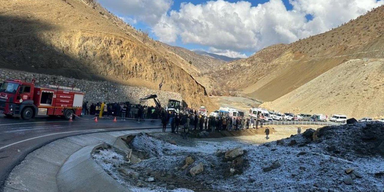 Buzlanma kazaya neden oldu! Yolcu minibüsü devrildi: 6’si ağır 12 yaralı