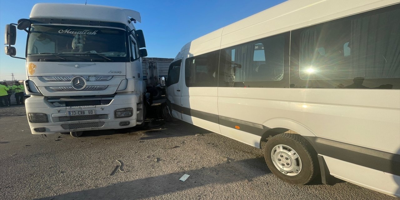 TIR ile yolcu minibüsü çarpıştı: 18 yaralı