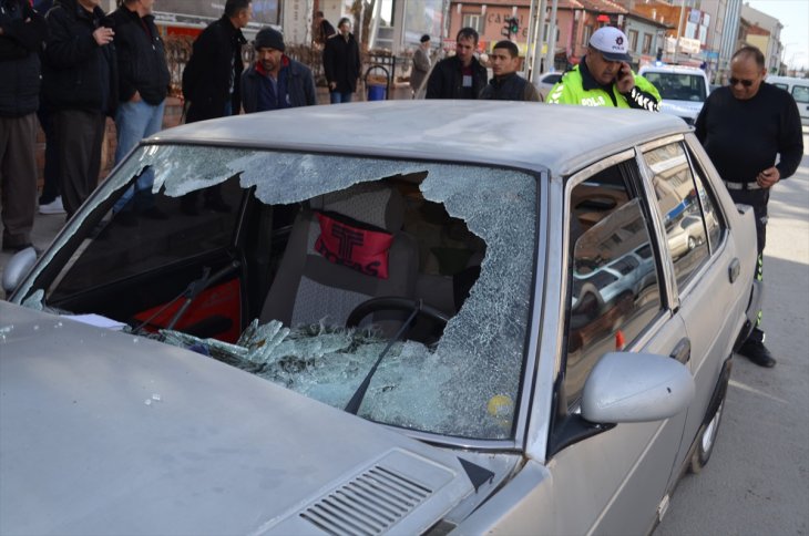 Konya'da ehliyetsiz sürücü 'drift' yaparken park halindeki minibüse çarptı: 2 yaralı