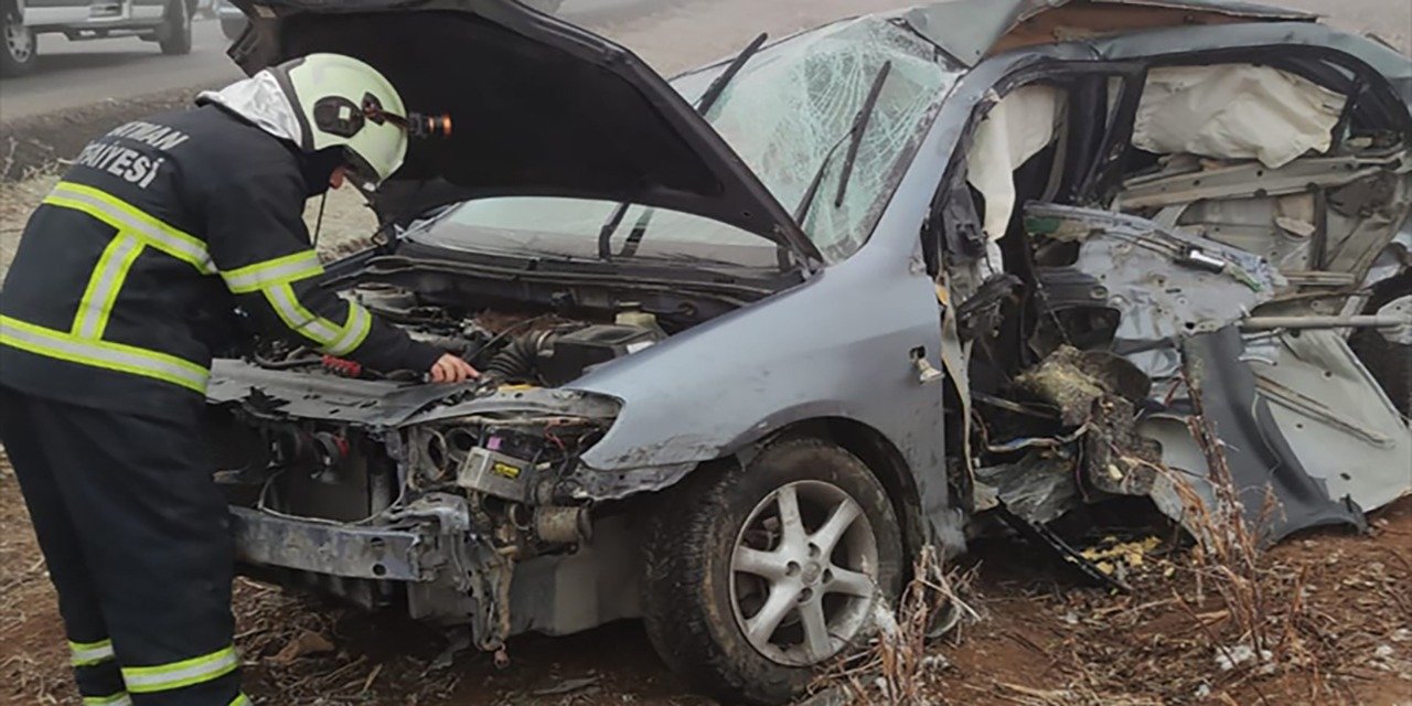 Hafif ticari araç, otomobille çarpıştı: 1 ölü 4 yaralı