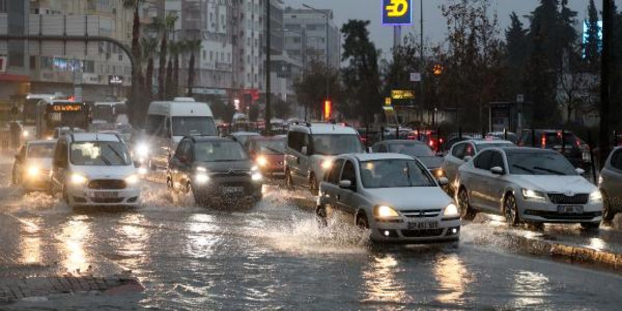 Fırtına ve yağmurun vurduğu ilimizde yollar göle döndü, seralar su altında kaldı