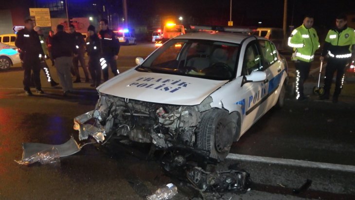 Şüpheli kovalayan polis aracı otomobille çarpıştı: 2'si polis 3 yaralı