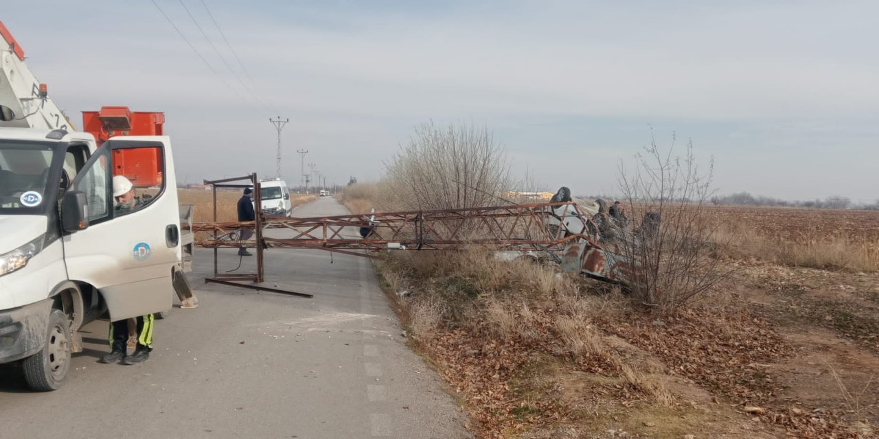 Konya’da elektrik direğini yıkan araç devrildi