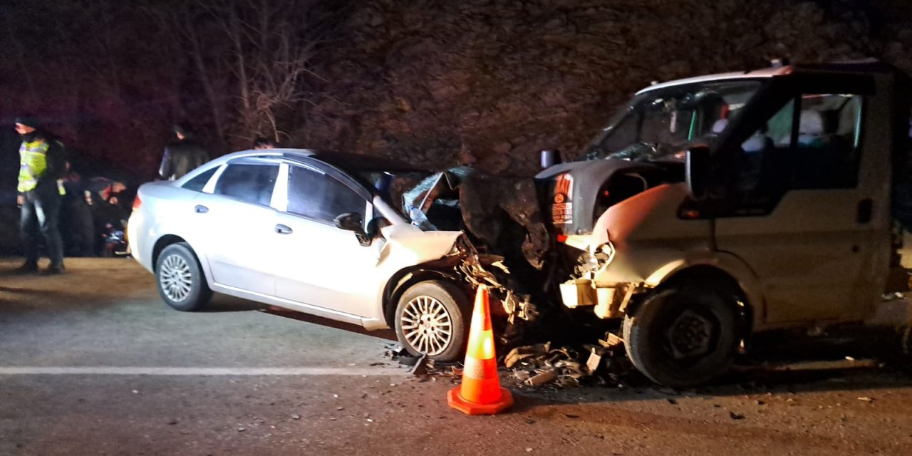 Konya - Isparta yolunda minibüs otomobille çarpıştı: 1 ölü, 3 yaralı