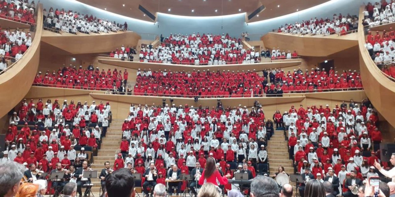 2023 çocuk, Cumhurbaşkanlığı Senfoni Orkestrası Konser Salonu’nda şarkılar seslendirdi