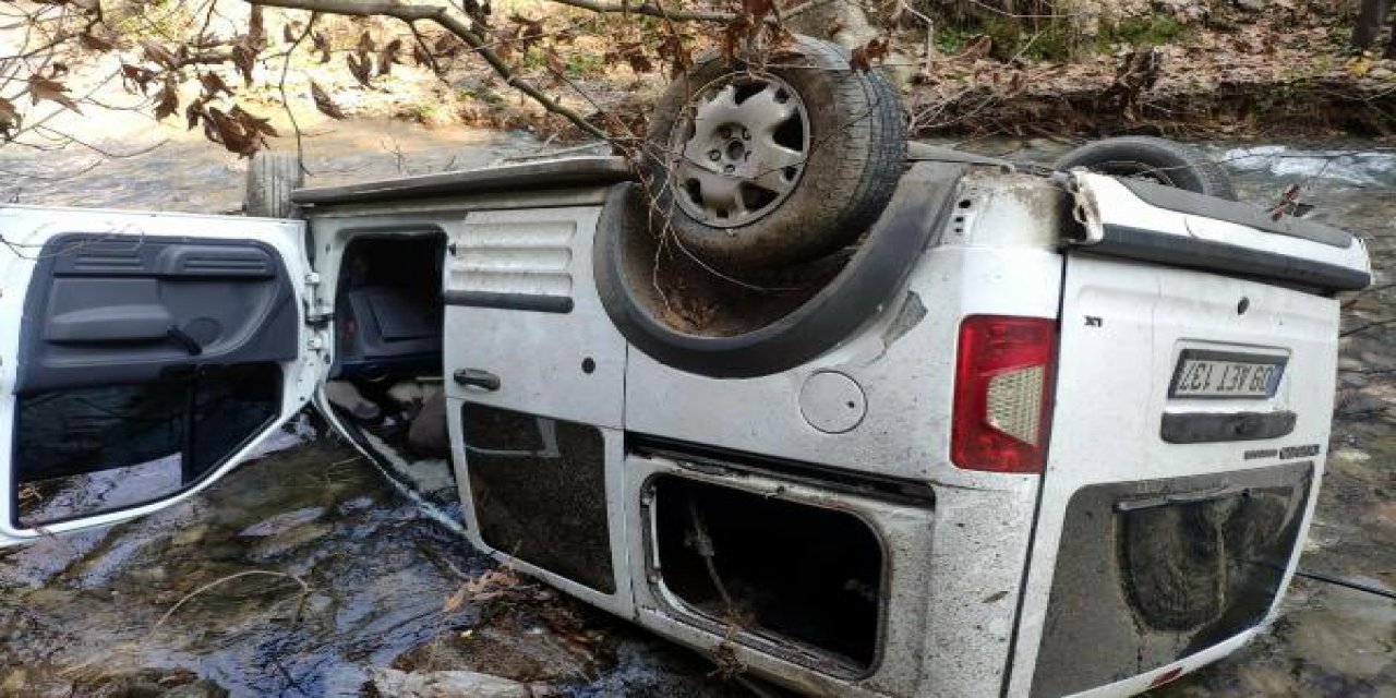 Hafif ticari araç dereye yuvarlandı, 2 kişi hayatını kaybetti