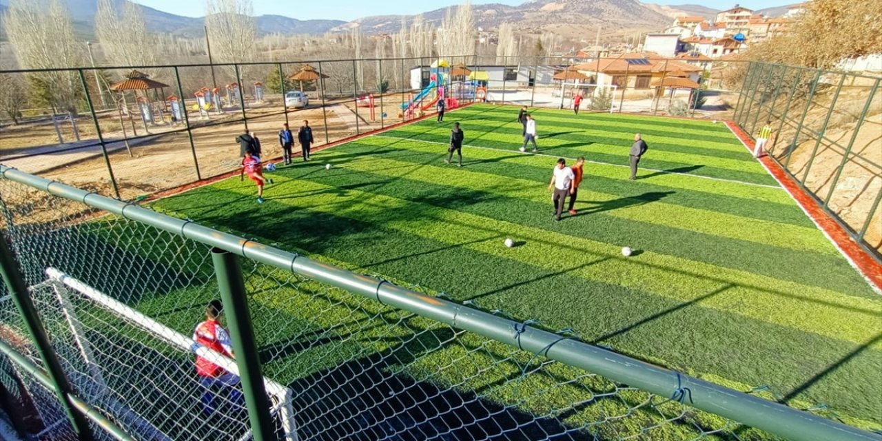 Konya’nın bir ilçesine 10 sentetik spor sahası kazandırıldı