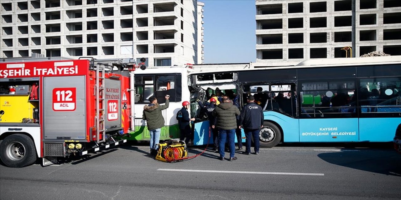 Belediye ve halk otobüsü çarpıştı! 29 yaralı var