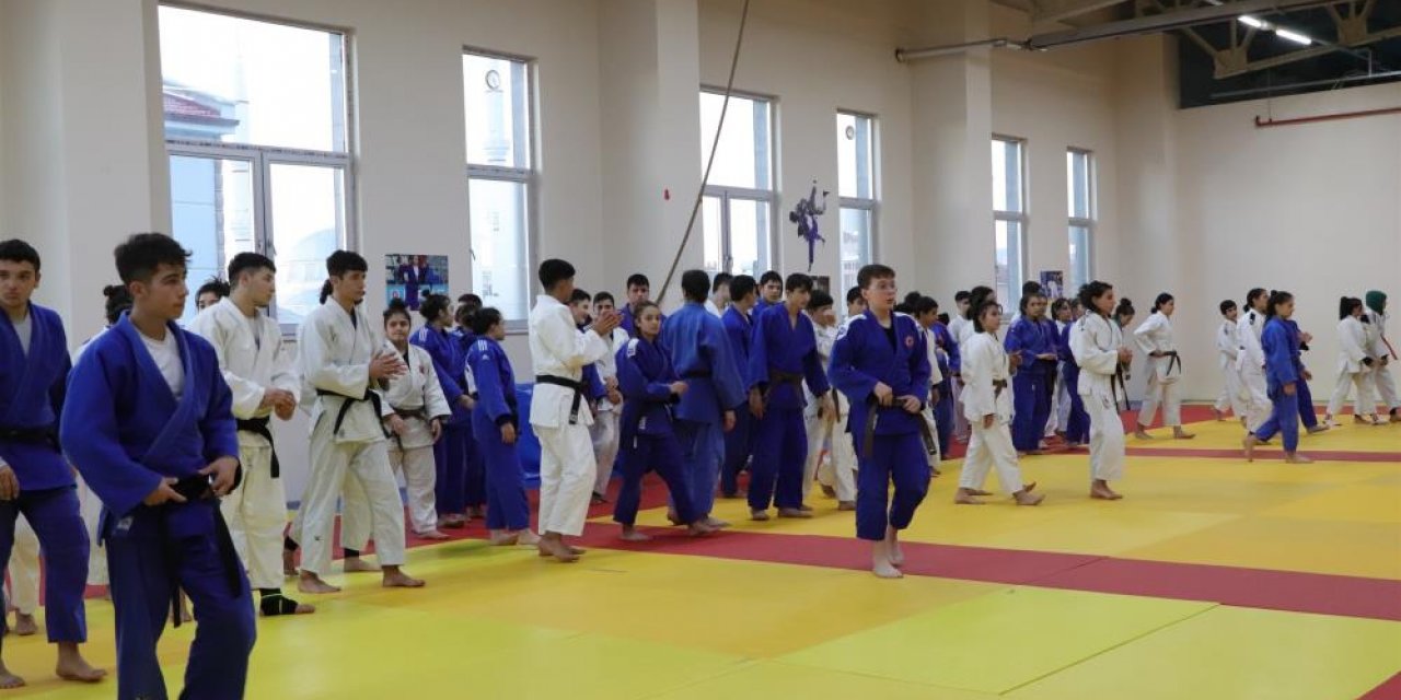 250 sporcu judo ortak çalışma kampında bir araya geldi