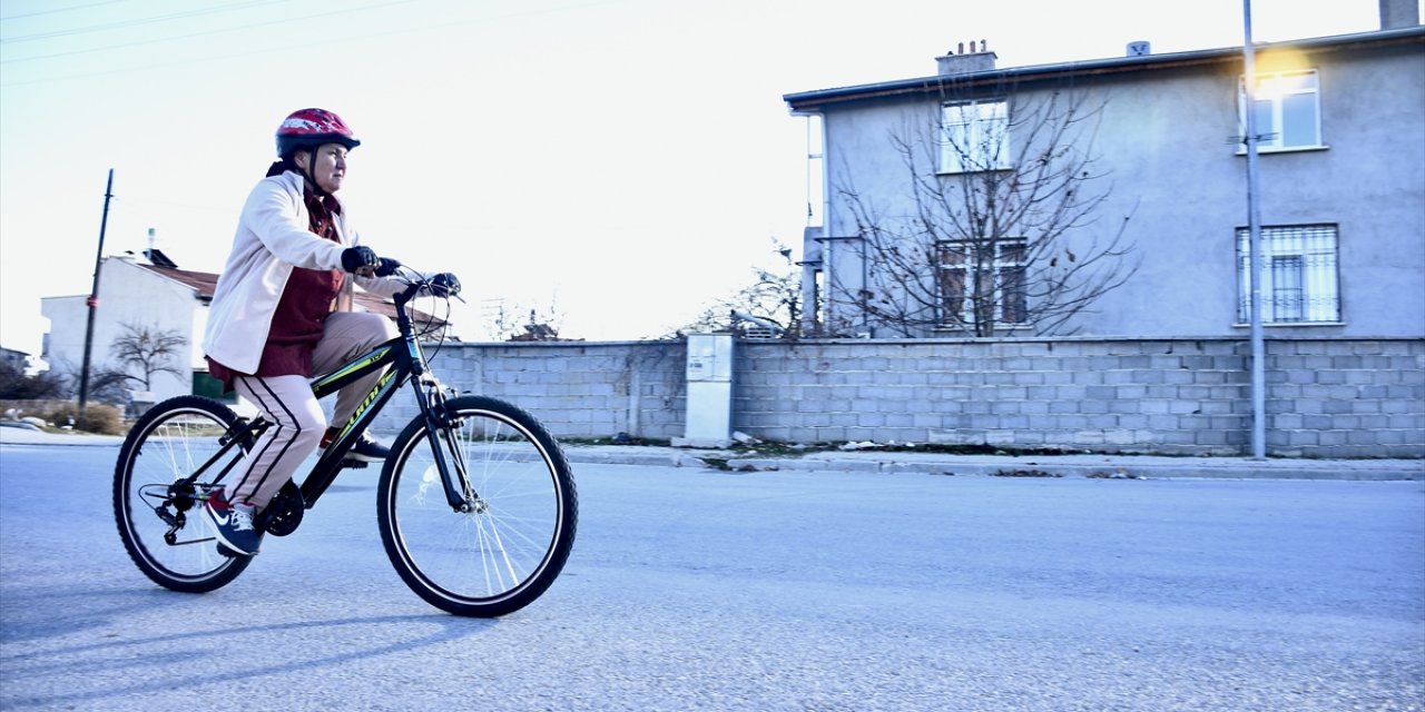 Konya’da emekli Emine öğretmen 67 yaşında bisiklet kullanmaya öğrendi