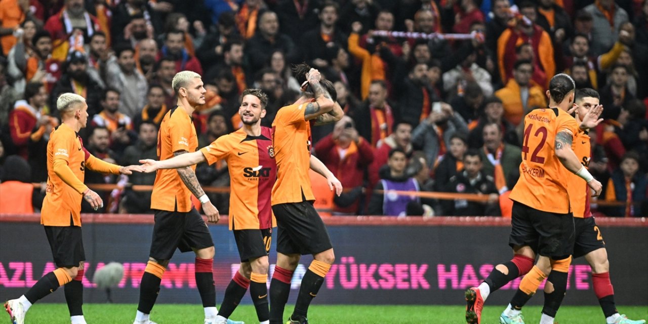 Lider Galatasaray kazanmaya devam ediyor