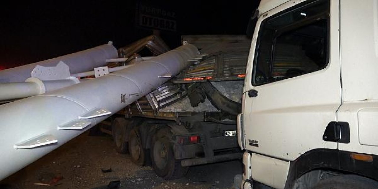 Freni boşalan TIR, 2 TIR'a çarptı; D-100 yolu ulaşıma kapandı
