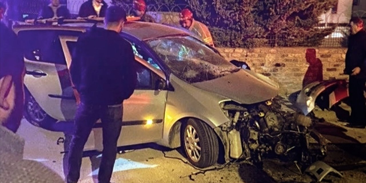 Kontrolden çıkan otomobil sitenin bahçe duvarına çarptı