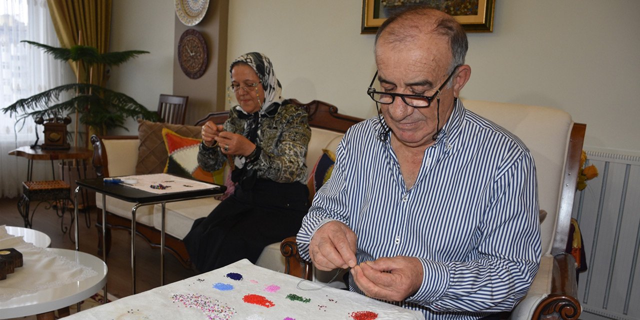 Konya’da emekli Hacı Ali Çelik, eline aldığı iğne ve boncukla karısına destek oluyor