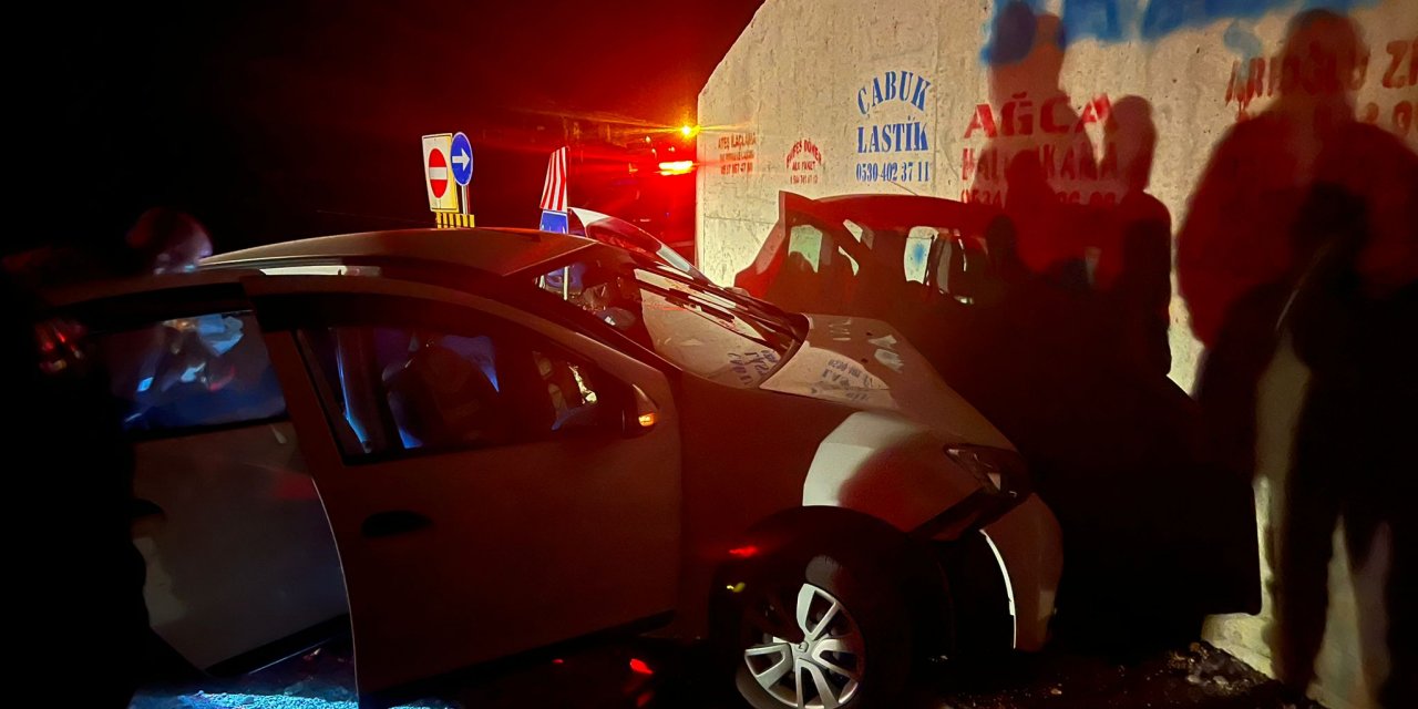 Cenaze yolunda kaza! Otomobil duvara çarptı: 3 yaralı