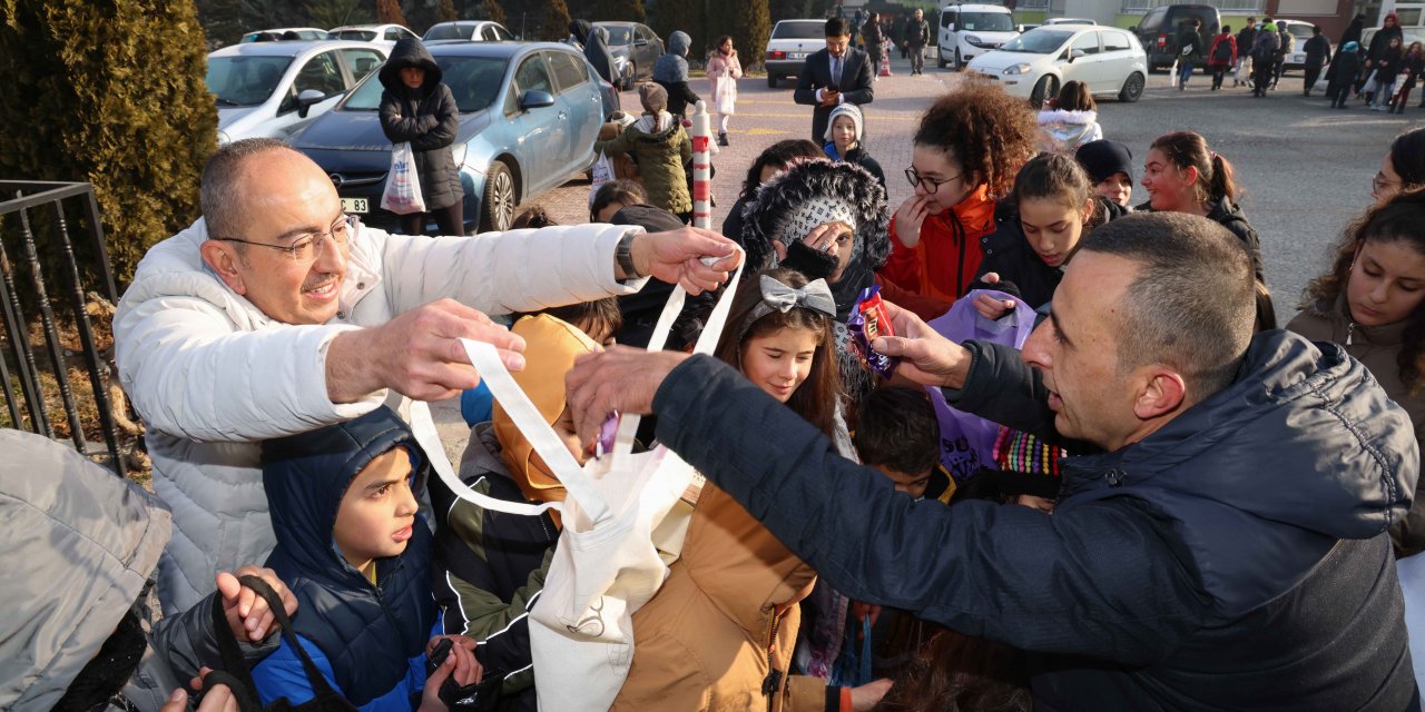Eline torbayı aldı, Başkan Kavuş çocuklarla birlikte şivlilik topladı