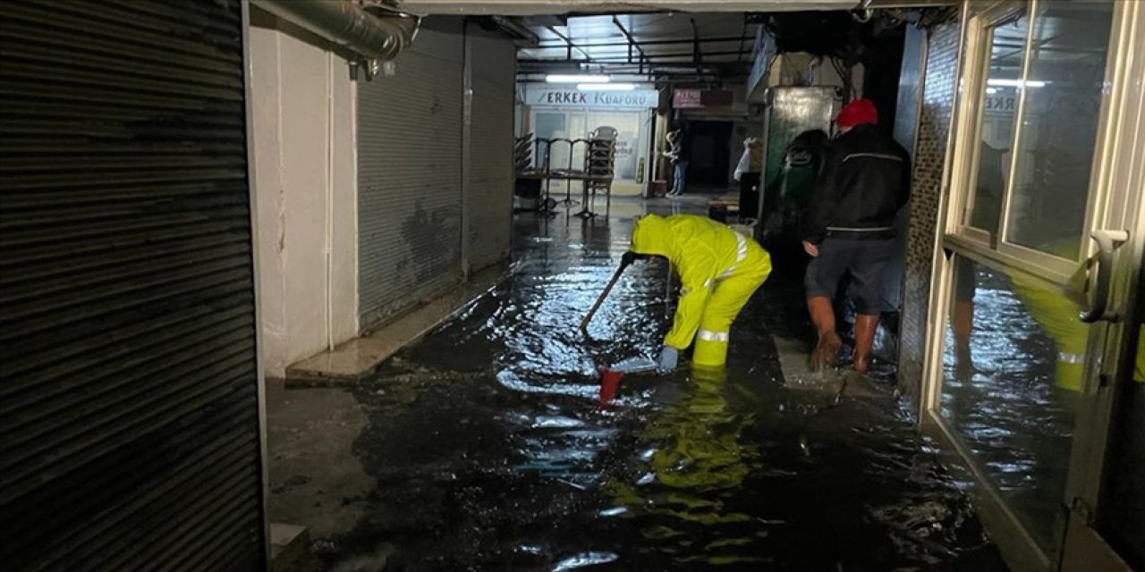 Sağanak nedeniyle İzmir'de yollar, evler ve iş yerleri su altında kaldı